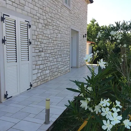 Mali Raj Mit Pool In Holiday home Zikovici