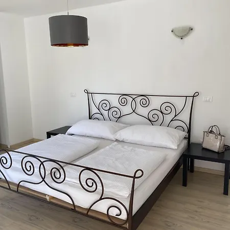 Holiday home Mali Raj Mit Pool In Zikovici