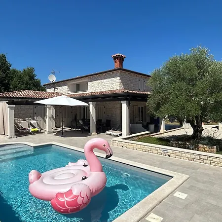 Mali Raj Mit Pool In * Zikovici